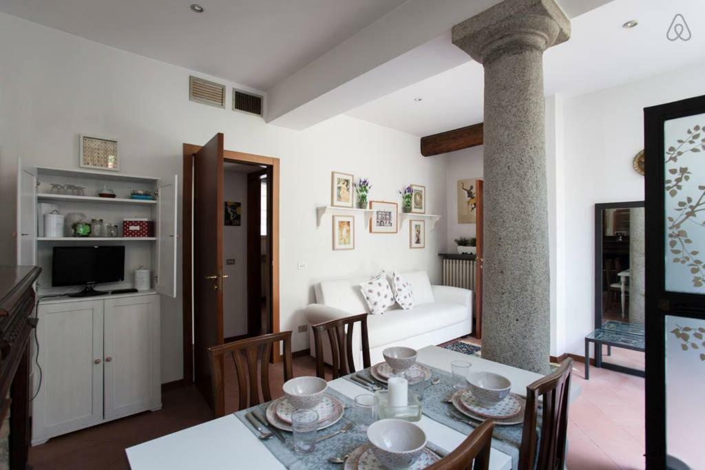 Charming Navigli Apartment Milan Bagian luar foto
